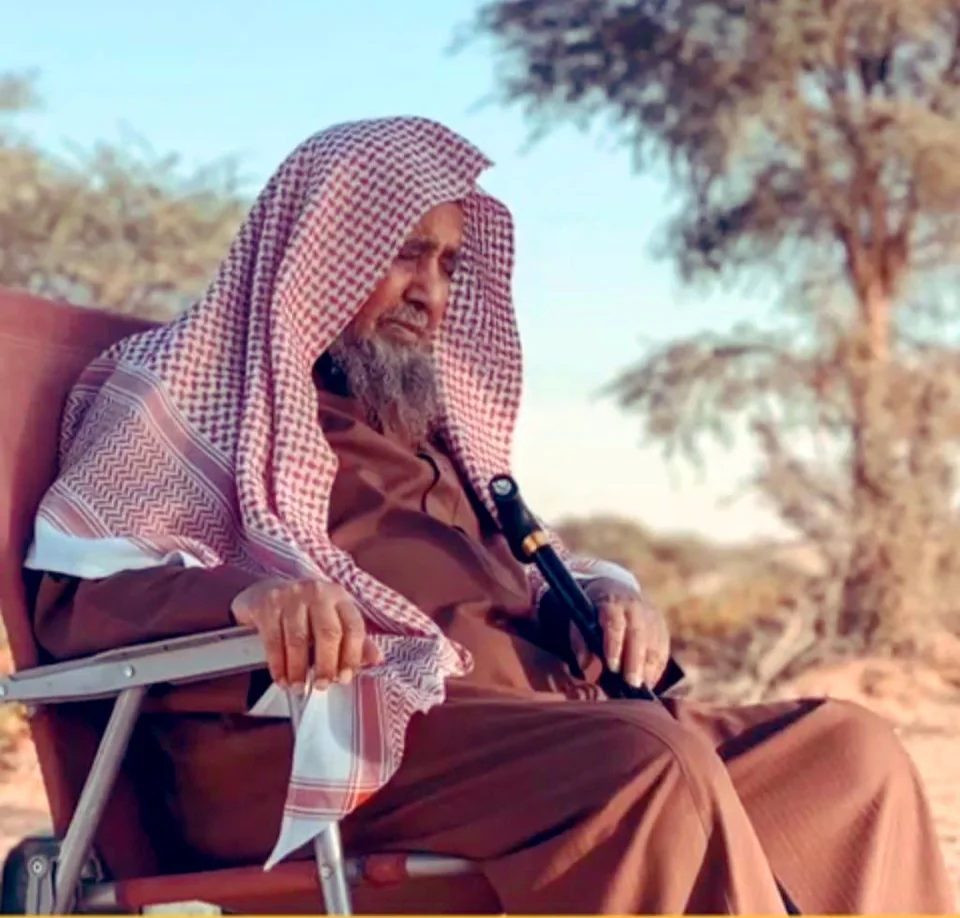 الشيخ إسماعيل بن سعد العتيق في صورة شخصية مرفقة بالمصدر